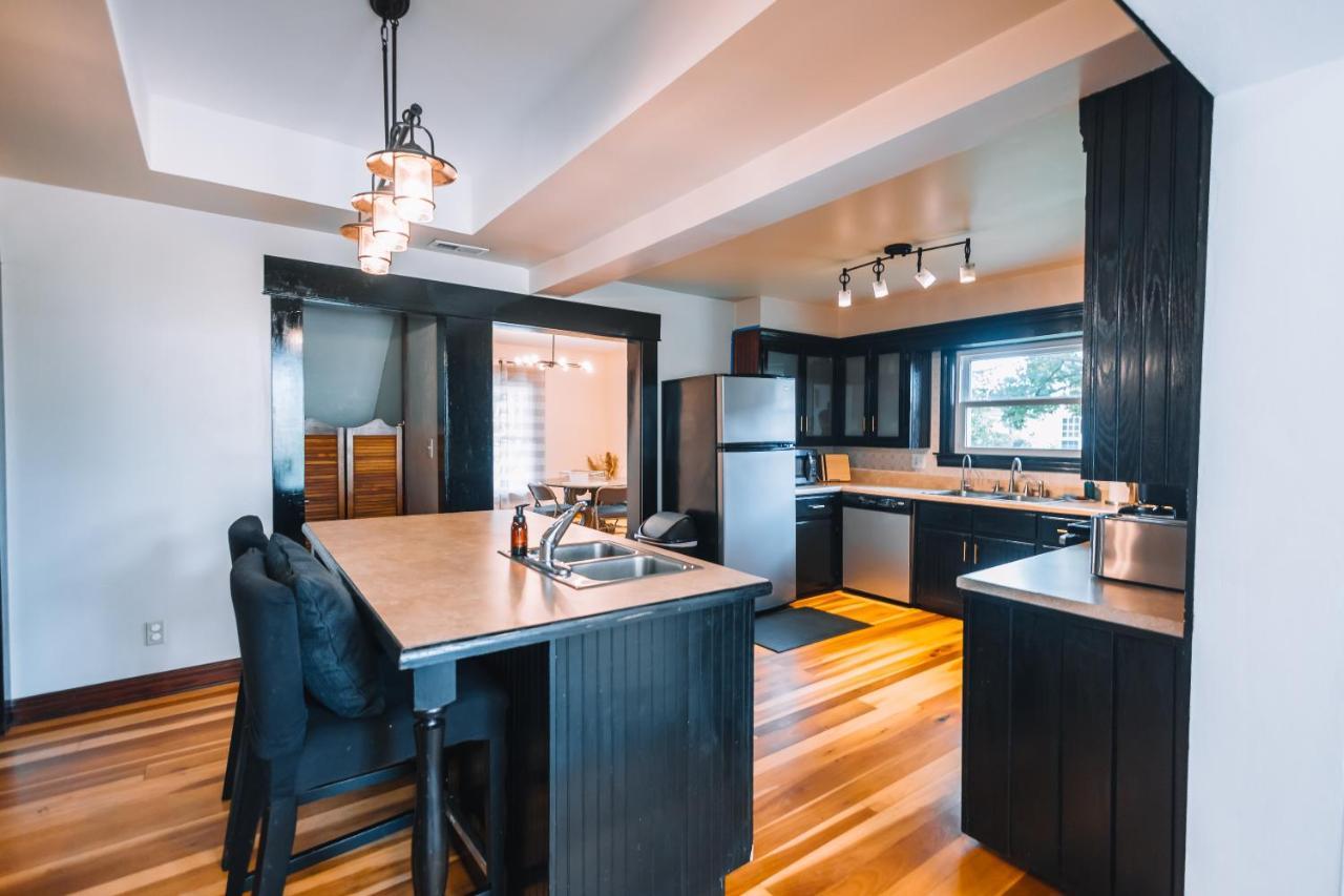 Vila Downtown Escape Great For Large Families & Groups Sugarcreek Exteriér fotografie