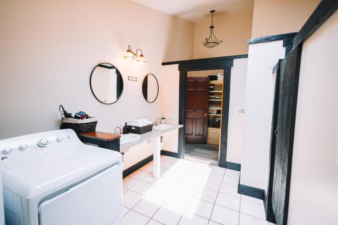Vila Downtown Escape Great For Large Families & Groups Sugarcreek Exteriér fotografie