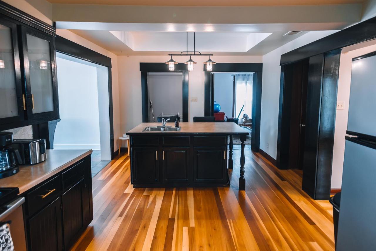 Vila Downtown Escape Great For Large Families & Groups Sugarcreek Exteriér fotografie