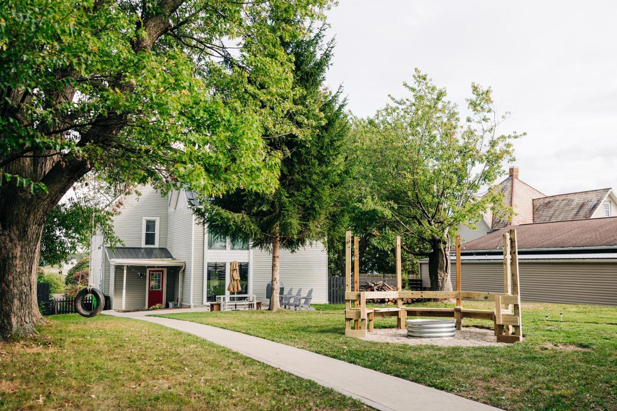 Vila Downtown Escape Great For Large Families & Groups Sugarcreek Exteriér fotografie