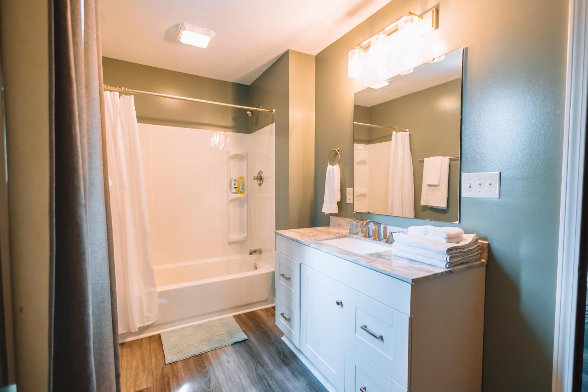 Vila Downtown Escape Great For Large Families & Groups Sugarcreek Exteriér fotografie